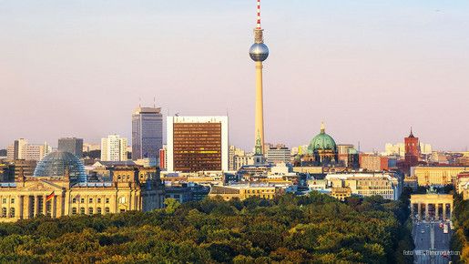 Skyline von Berlin mit Fernsehturm und IHZ