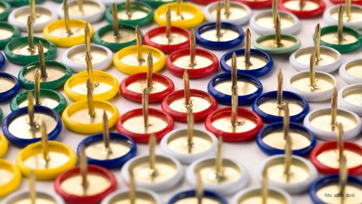 bunte pins für Aushang 