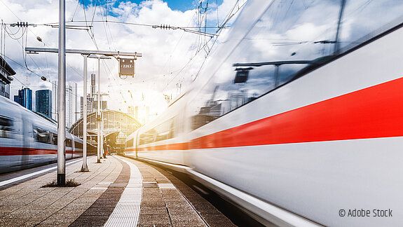 Züge in Bewegung am Frankfurter Bahnhof zug der Deutschen Bahn, ICE in Frankfurt Hbf